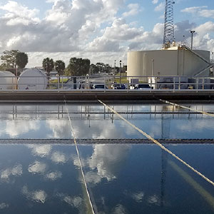 Una planta de tratamiento de aguas monitoriza la presencia de materia orgánica natural en las fuentes de agua cruda.