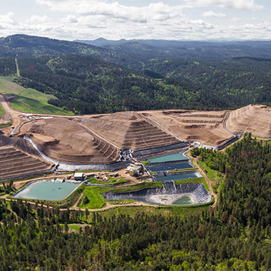 Una mina de cobre utiliza el agua para sus operaciones. Las aguas residuales procedentes de las explotaciones mineras se depositan en estanques de retención que suelen estar repletos de minerales que provocan la dureza del agua.